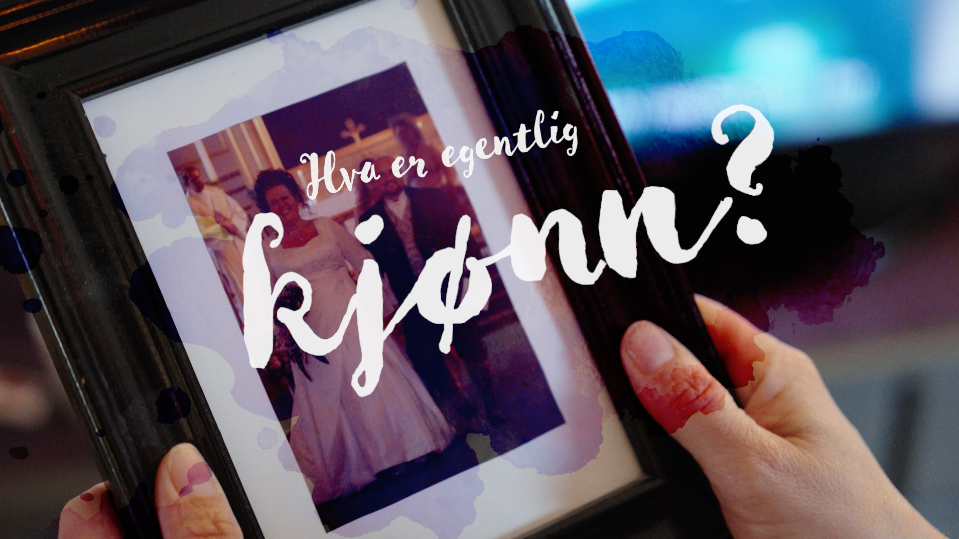 Hender holderen bilderamme. Over bilderammen er det grafikk med teksten: Hva er egentlig kjønn?